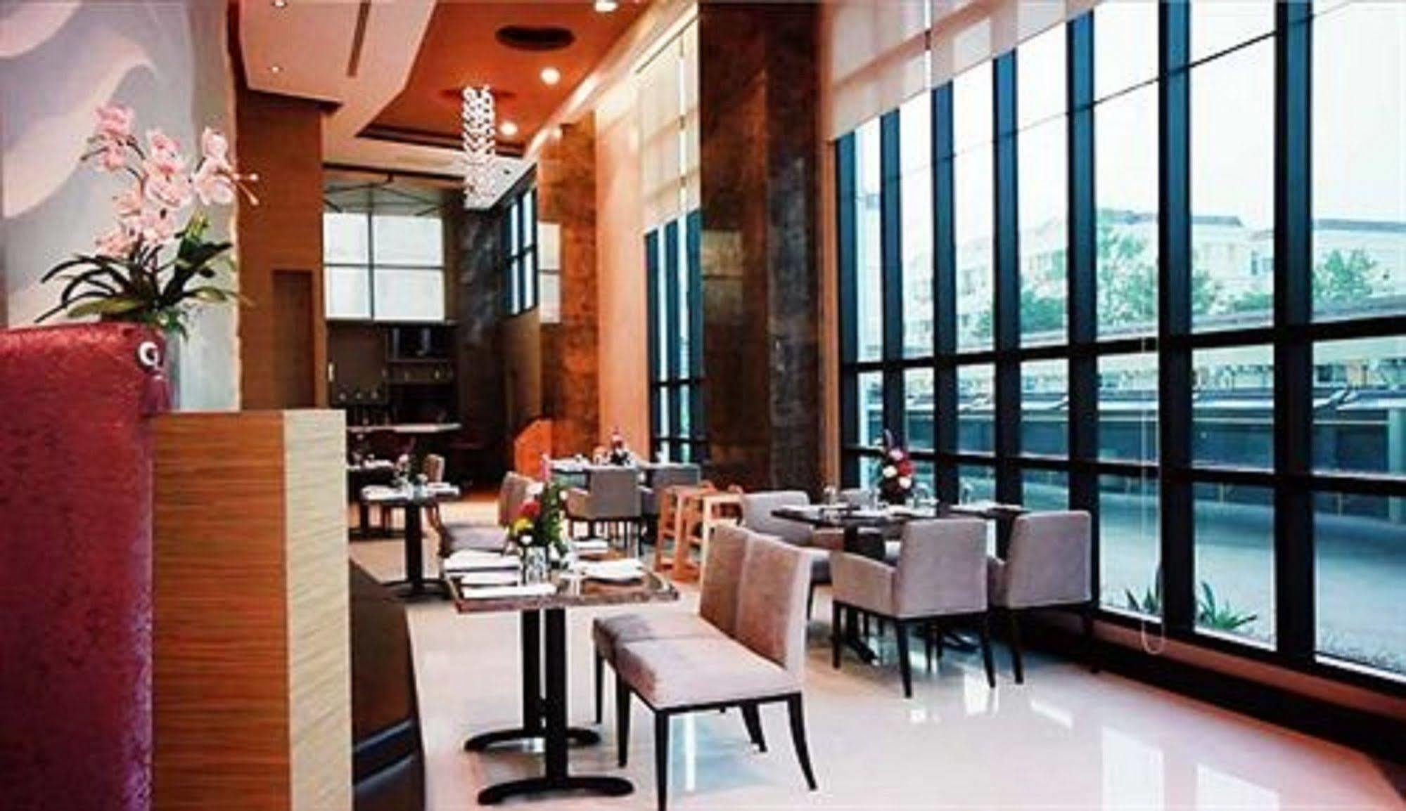 Lumen Srinakarin Hotel
