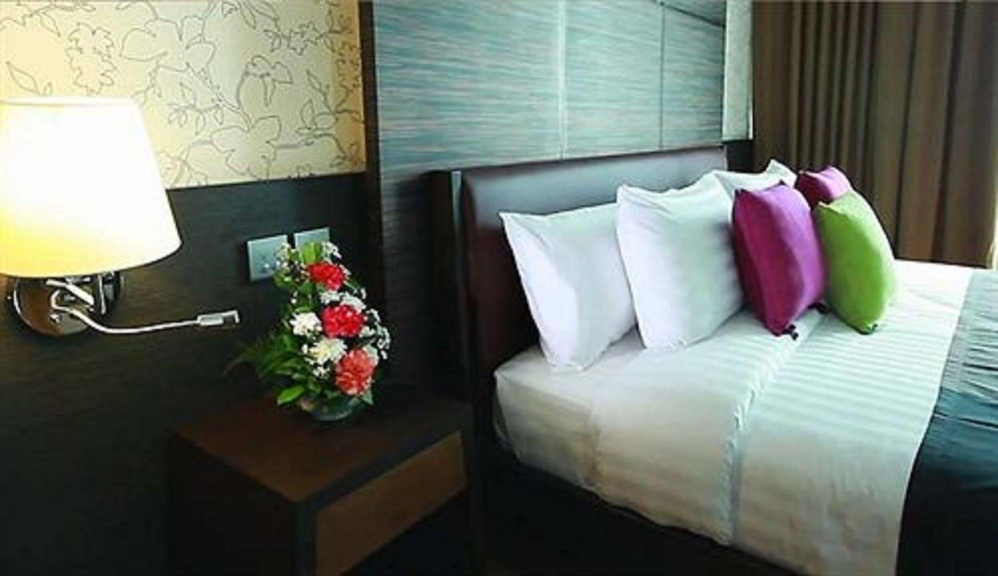 Hotel Lumen Srinakarin