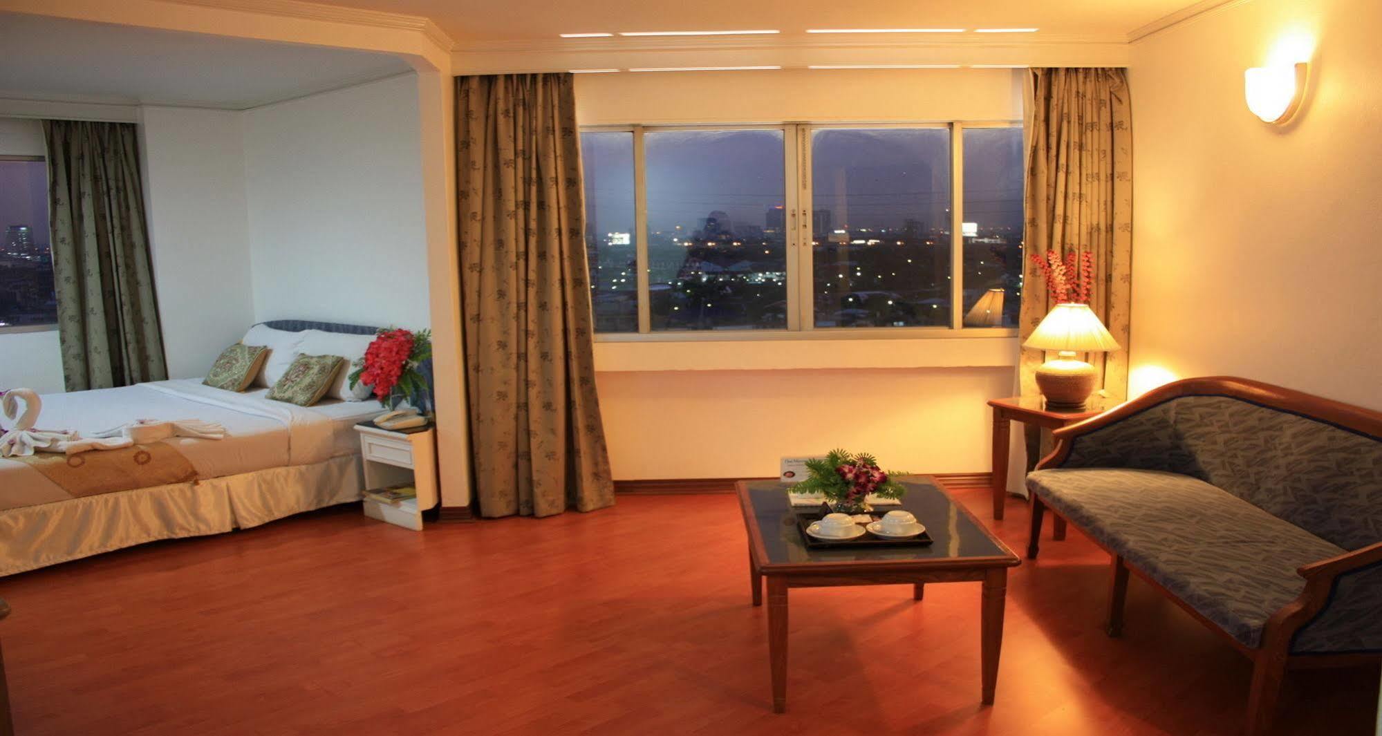 Hotel Summit Pavilion 4*