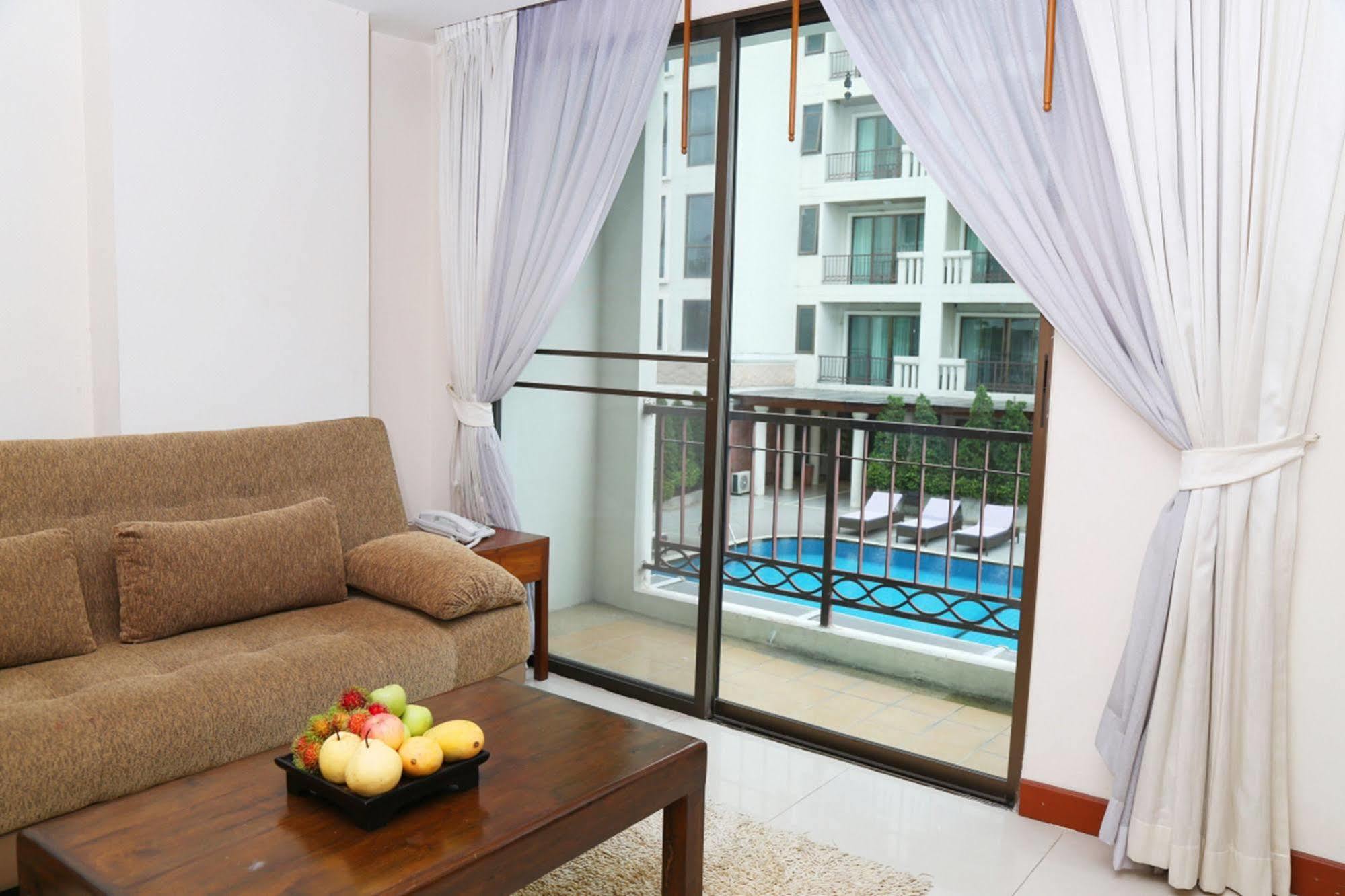 Hotel Lasalle & Bangkok
