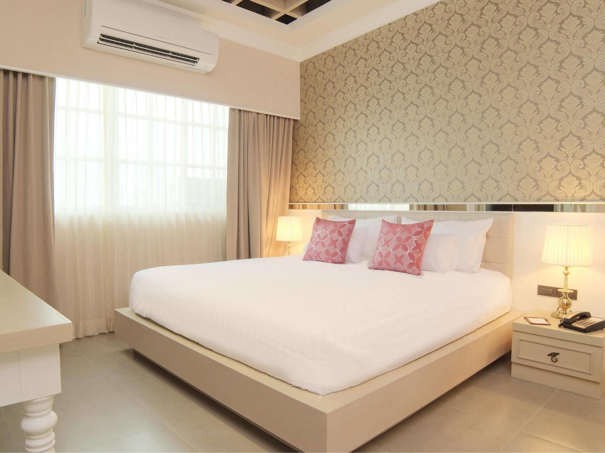 Hotel The Raya Surawong Banguecoque