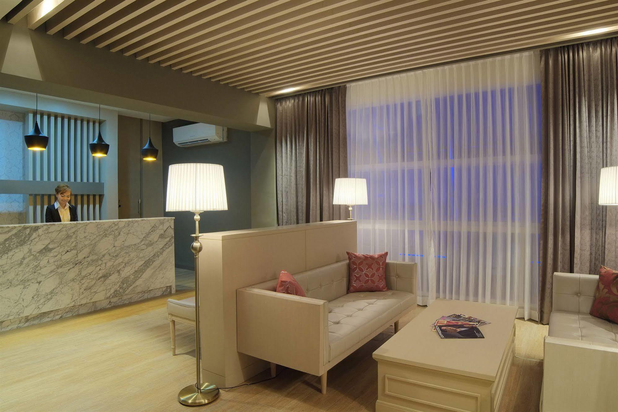 Hotel The Raya Surawong Banguecoque