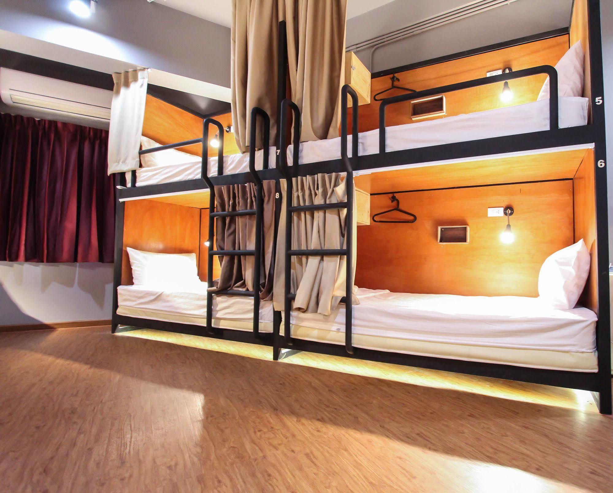 Thonglor Travellers And Cafe Hostel *