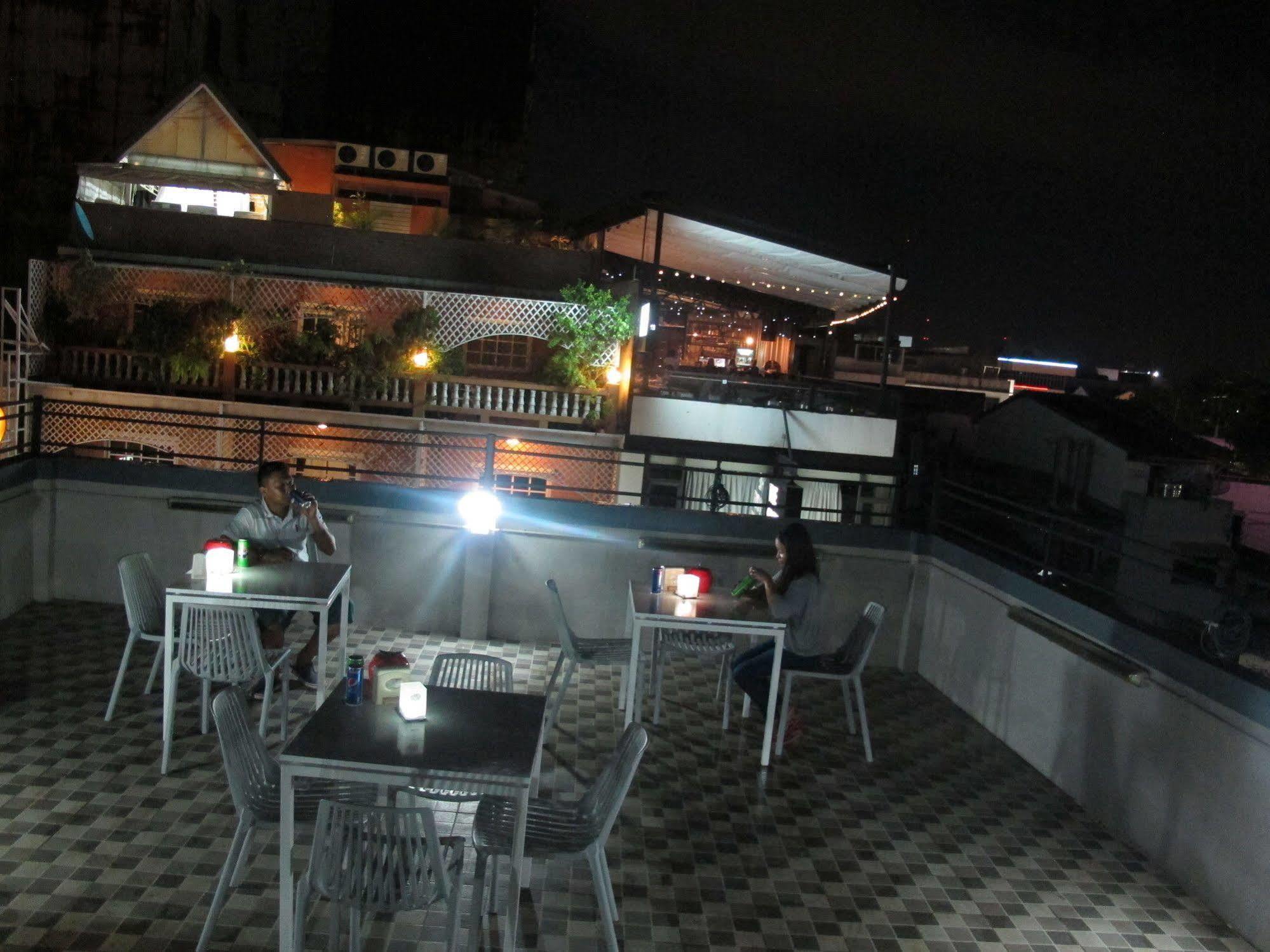 Hotel Oyo 783 Brunch Marker Cafe &