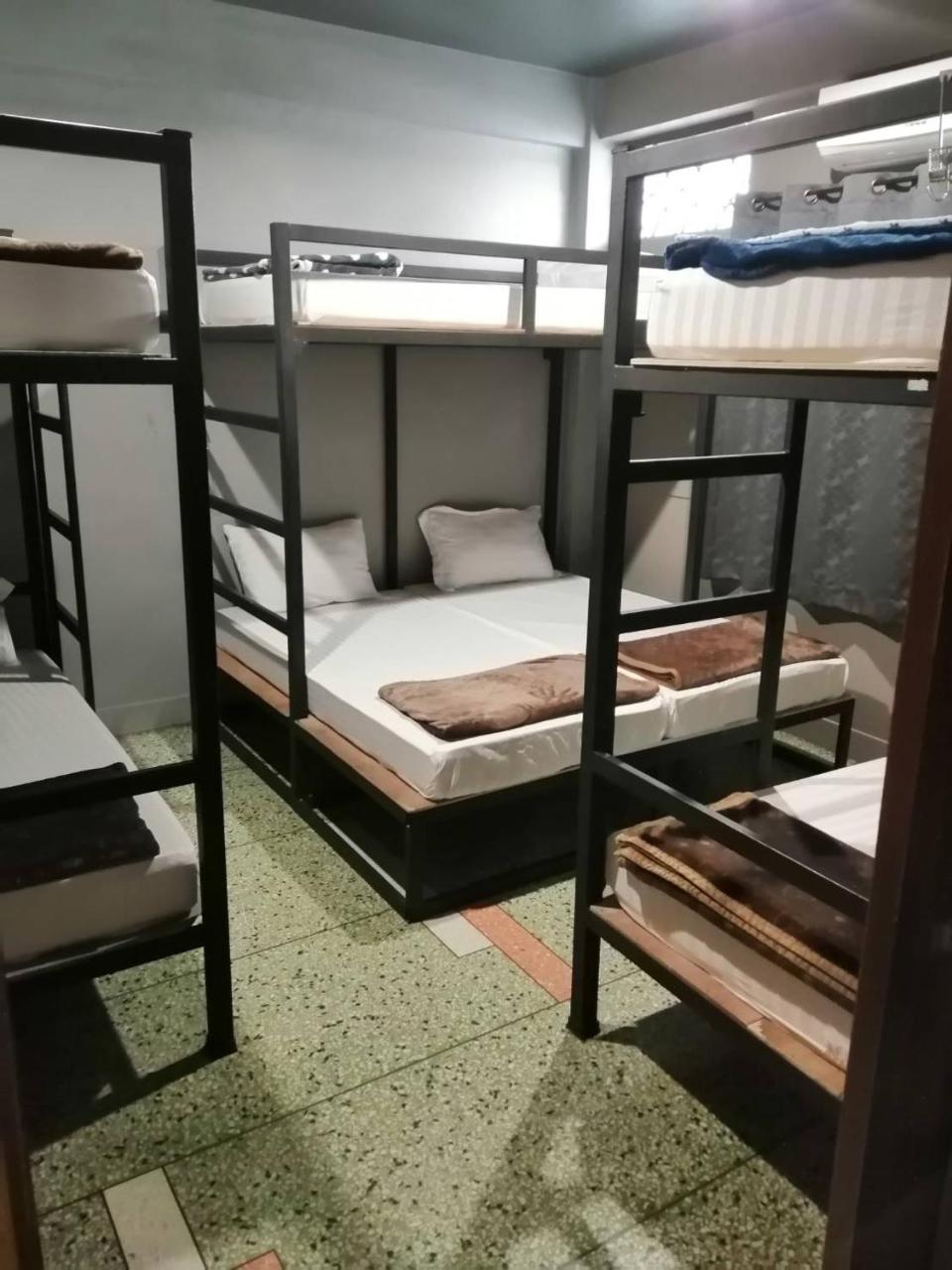 Hits Albergue *