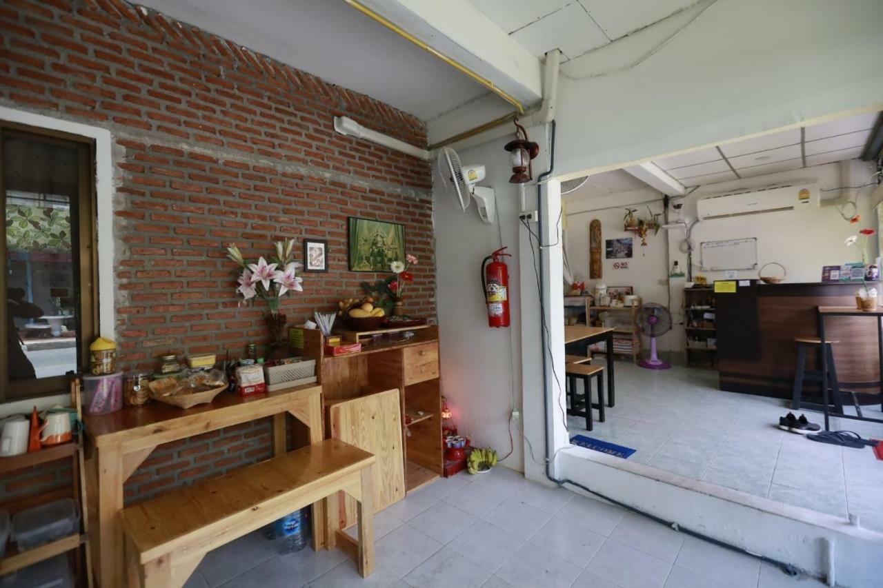 D House Hostel *