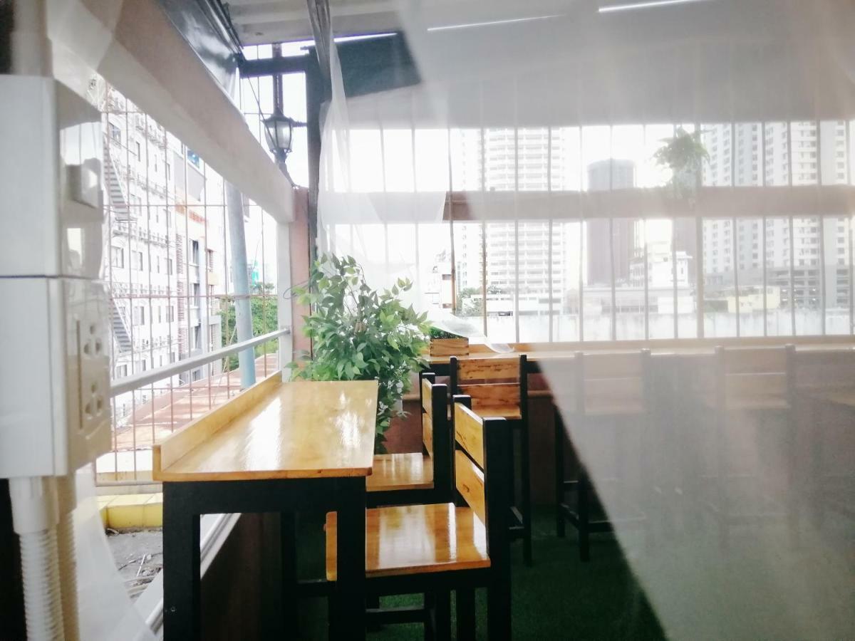 White House Hostel *