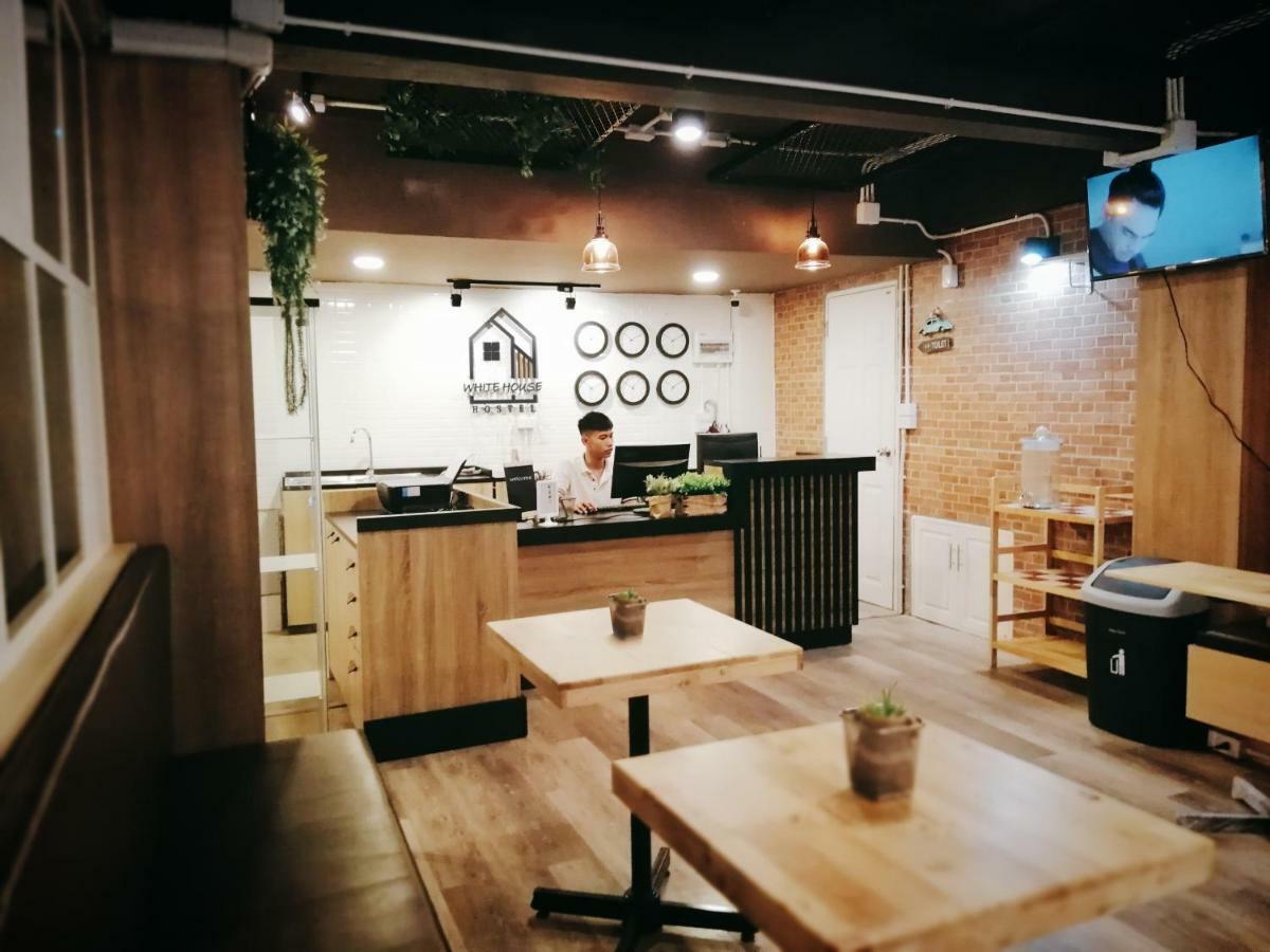 White House Hostel *