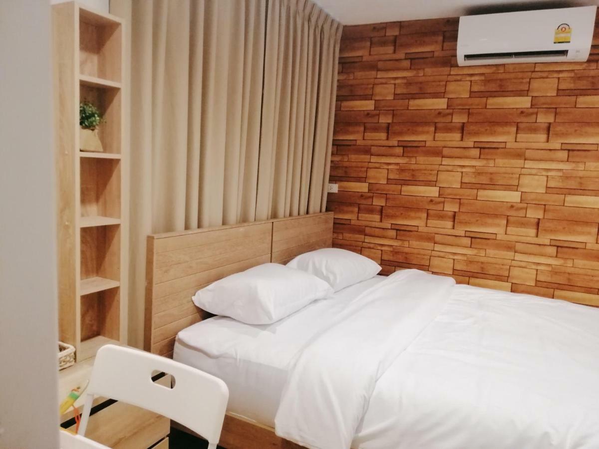 White House Hostel *