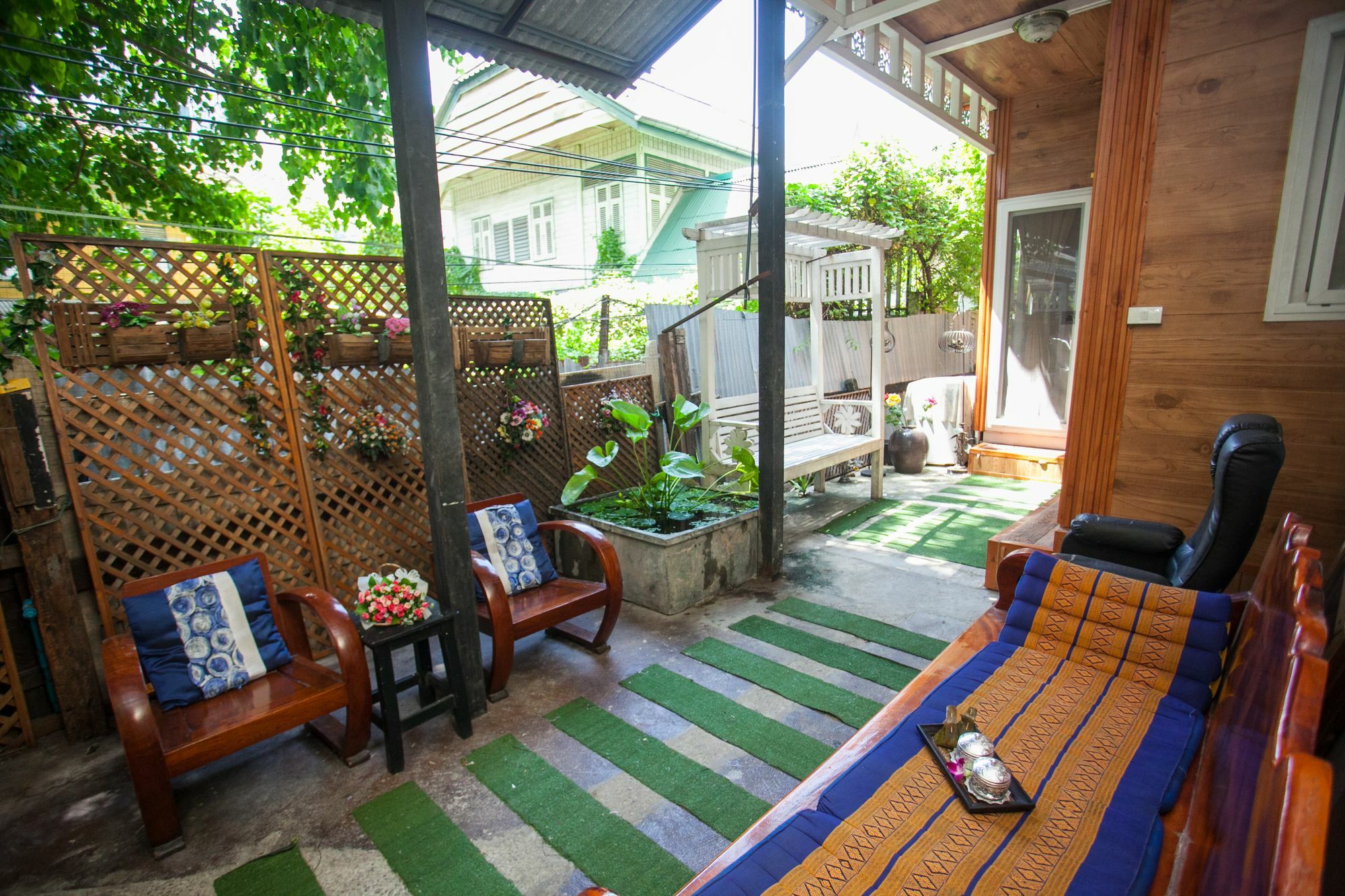Laksameenarai Guesthouse - Hostel/Backpacker Accommodation Hotel