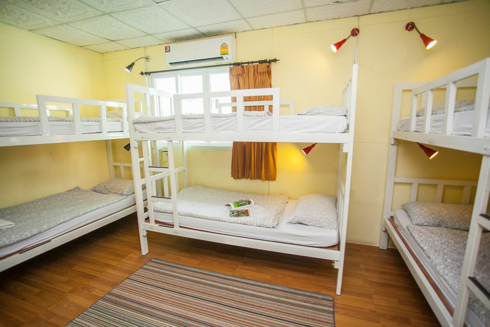 Laksameenarai Guesthouse - Hostel/Backpacker Accommodation Hotel