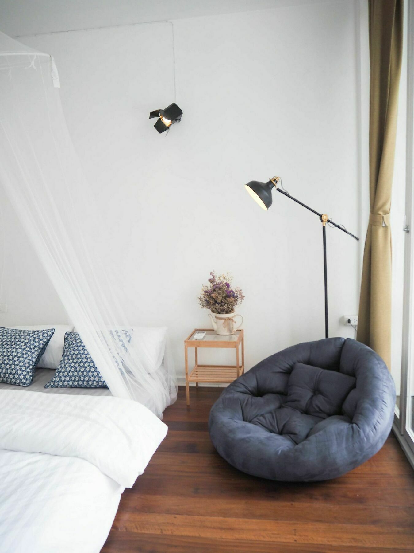 Mistletoe Bakery & Hostel