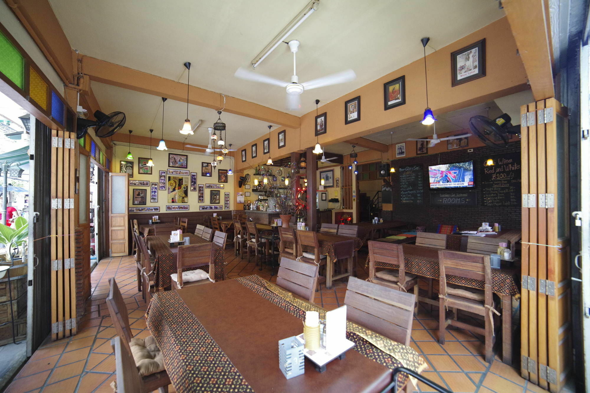 Baan Glang Soi Restaurant & Bed & Breakfast Bangkok