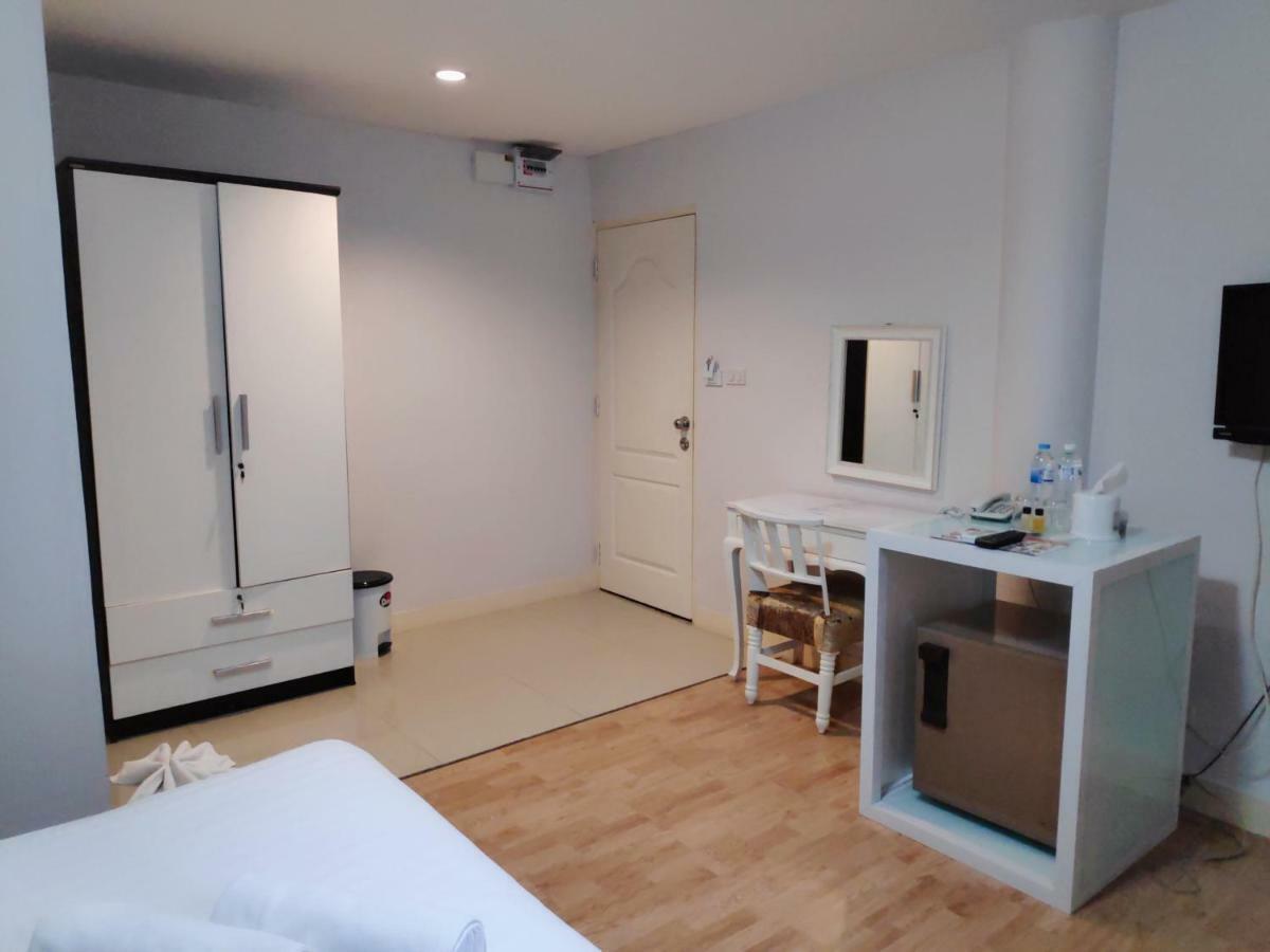 Hotel Tim Place - Bts Phra Khanong Bangkok