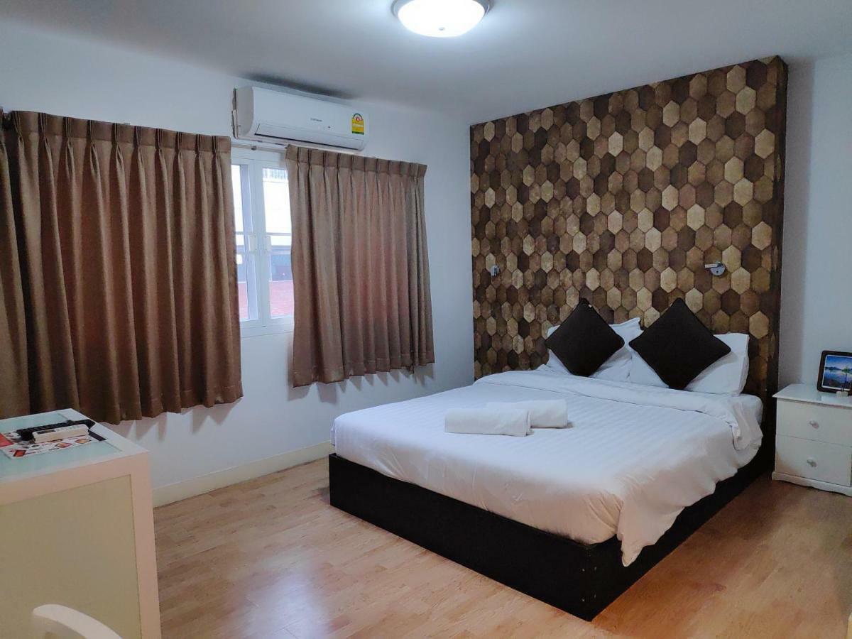 Hotel Tim Place - Bts Phra Khanong