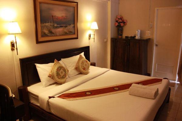 Nawarat & Serviced Hotel