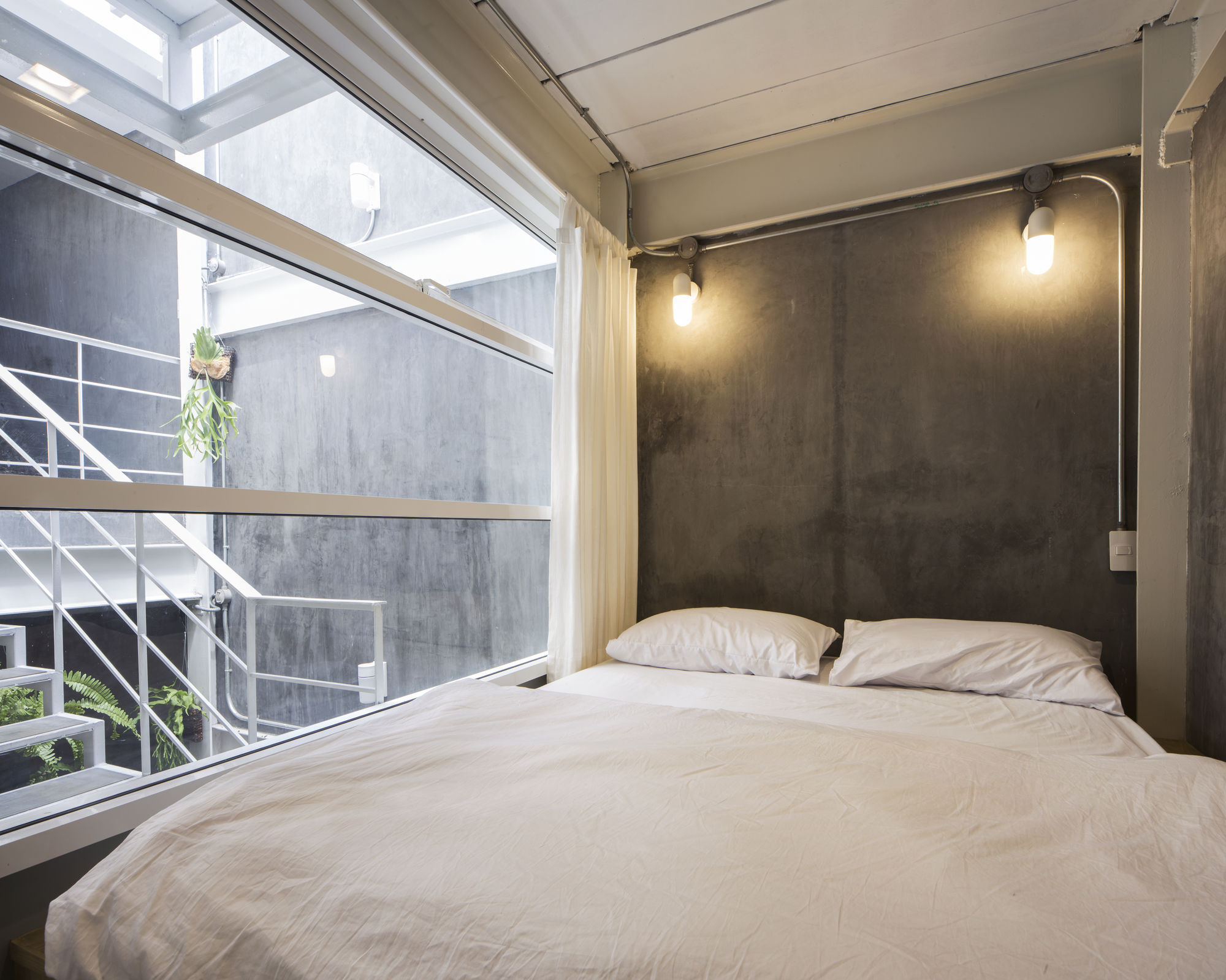 Hostel On The Bed *