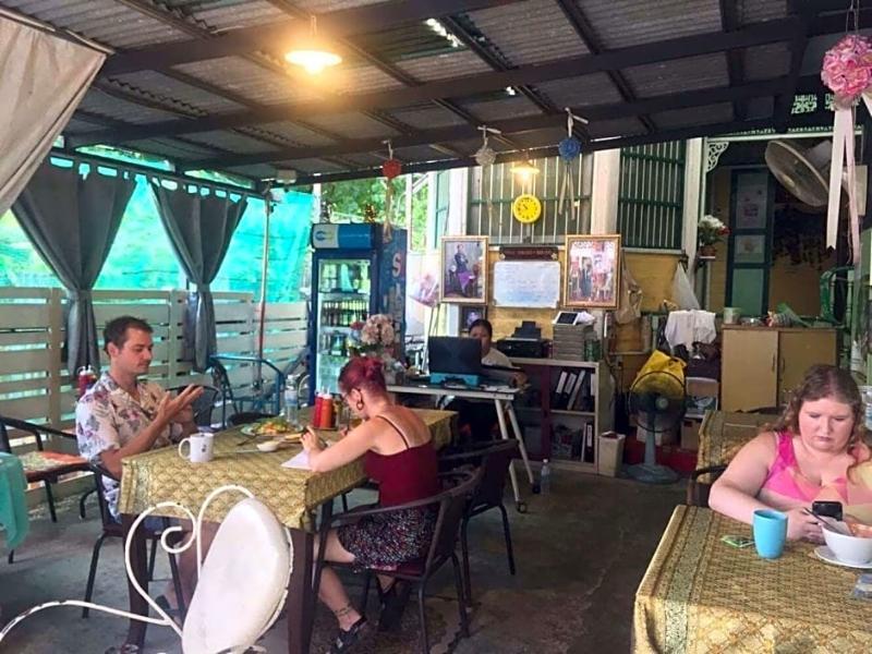 Laksameenarai Guesthouse - Hostel/Backpacker Accommodation Hotel Bangkok