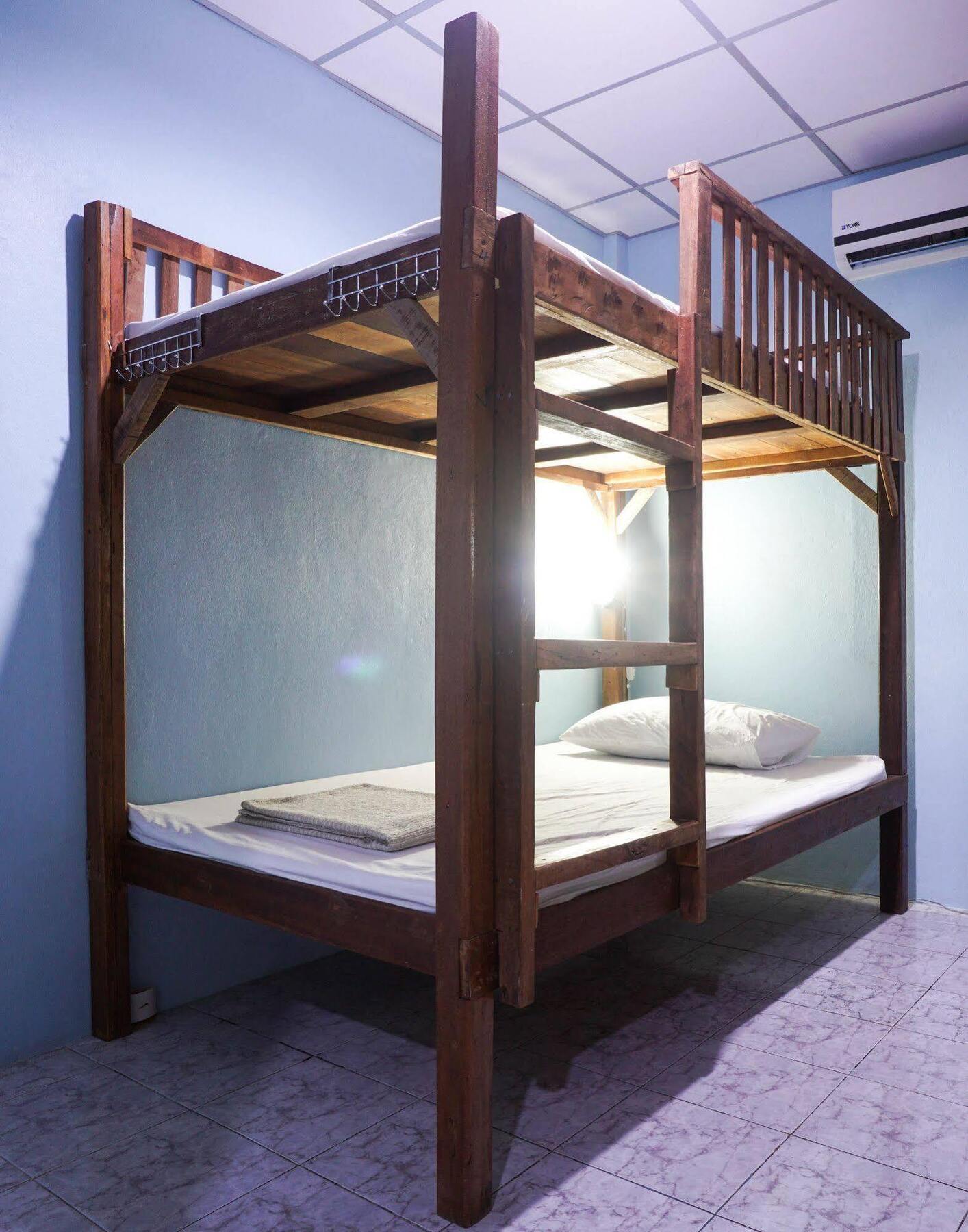 Hostel Zleep63 *