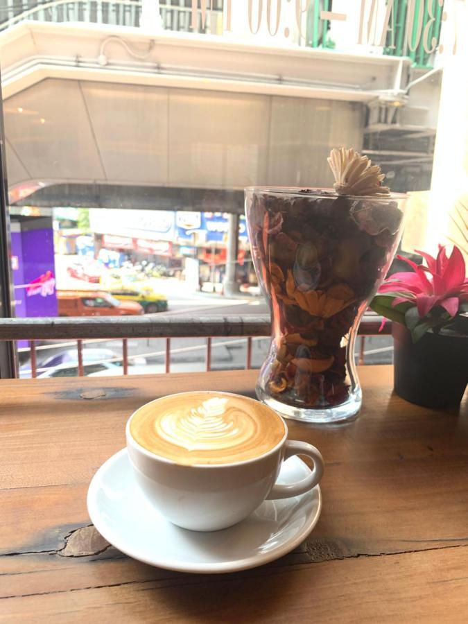 Hostel Thonglor Travellers And Cafe *