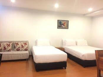 Double Dd House At Mrt Sutthisarn Albergue