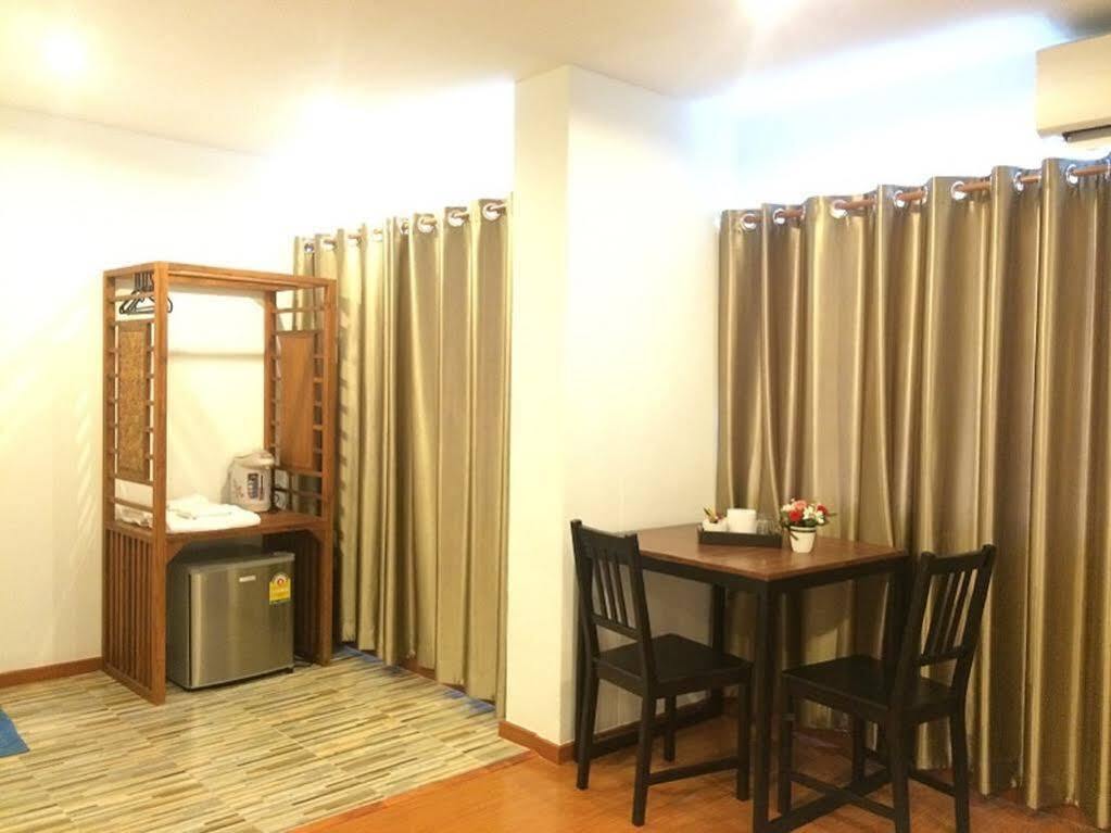 Double Dd House At Mrt Sutthisarn Albergue *