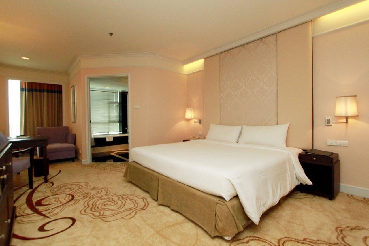 Miracle Grand Convention Hotel 4*