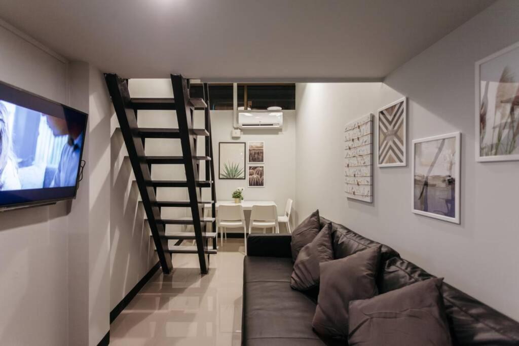 S1 Large Duplex Silom 3 Beds, Full Kitchen Wifi Bangkok