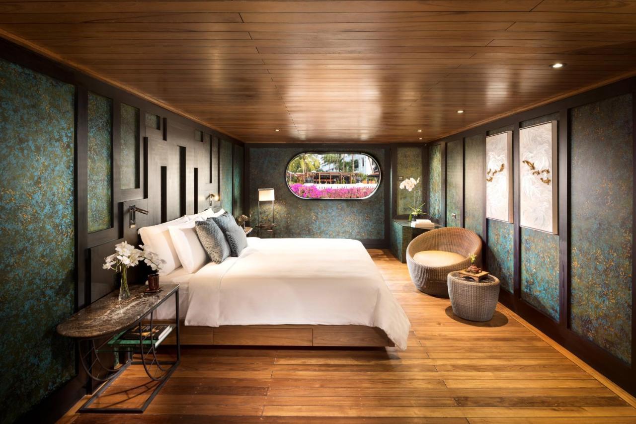 Loy Pela Voyages Botel Bangkok