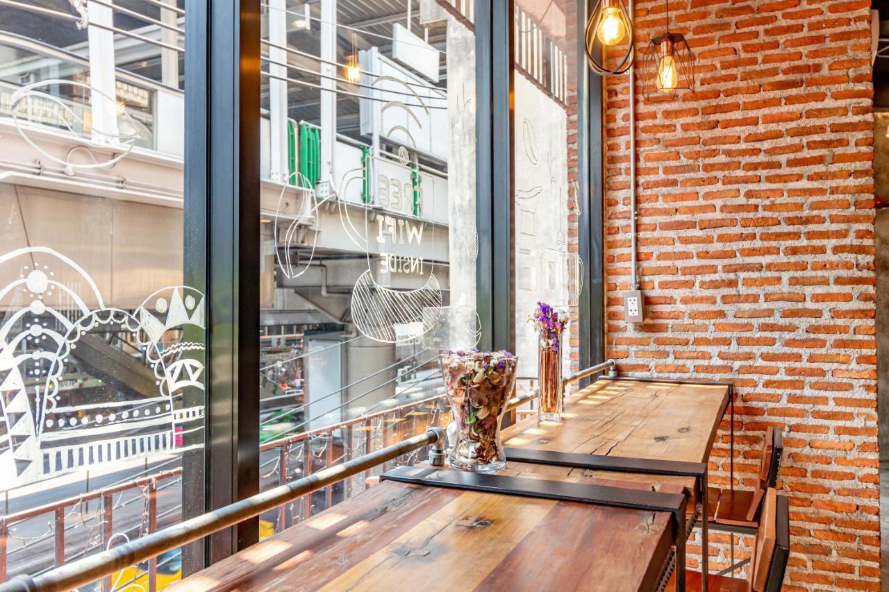 Thonglor Travellers And Cafe Hostel