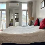 Samsen Suites Spacious 2Br Contemporary Thai Style