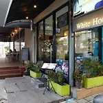 White House Asoke Sukhumvit 18