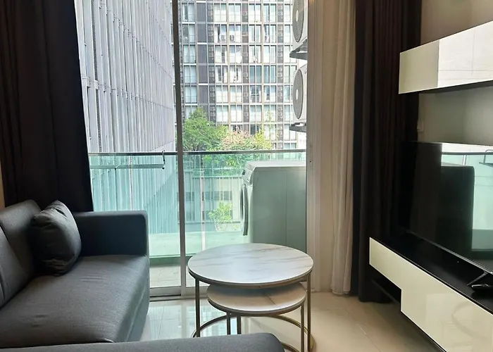 Spacious Sukhumvit Condo Near Emquartier