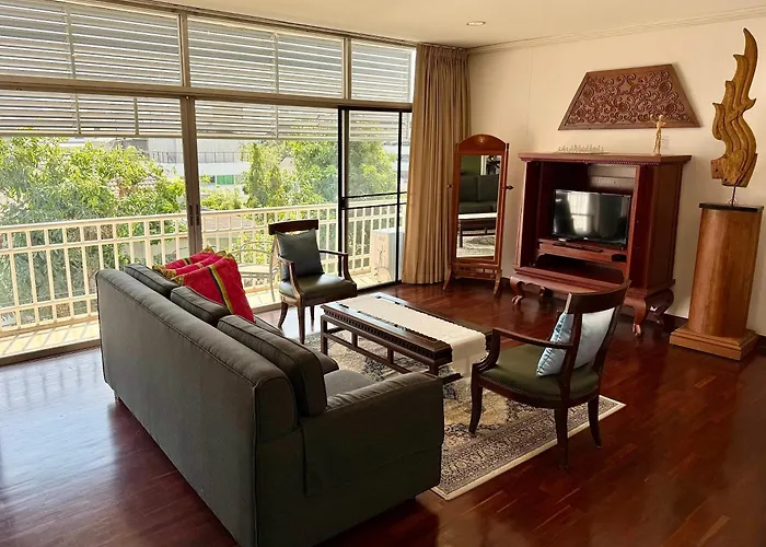 Samsen Suites Spacious 2Br Contemporary Thai Style