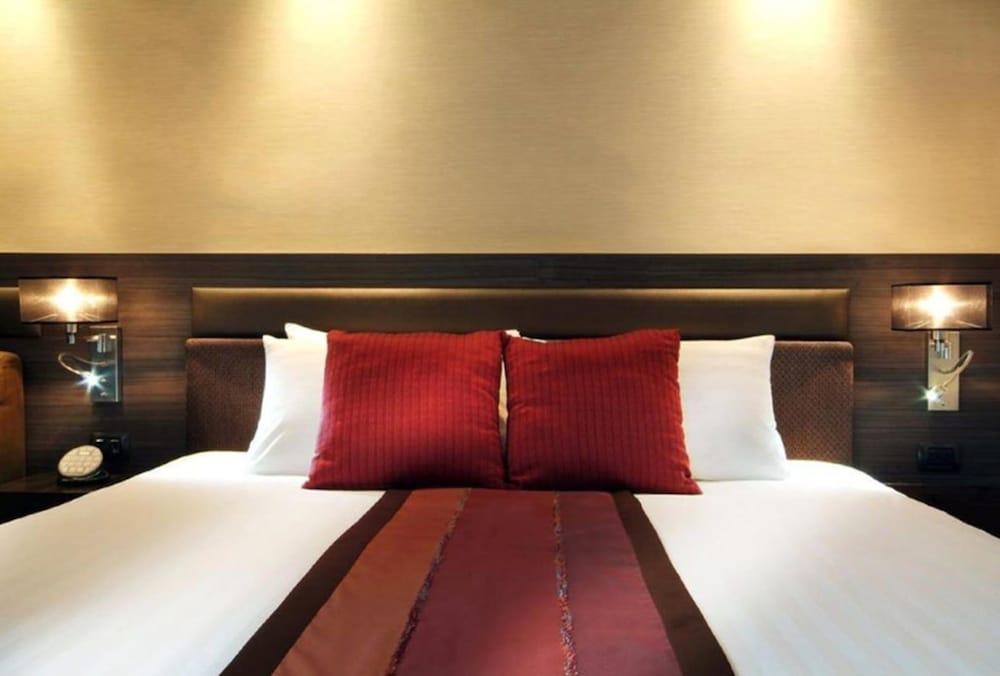 Amora Neoluxe Hotel
