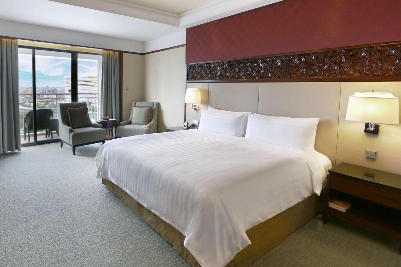 Shangri-la Hotel 5*