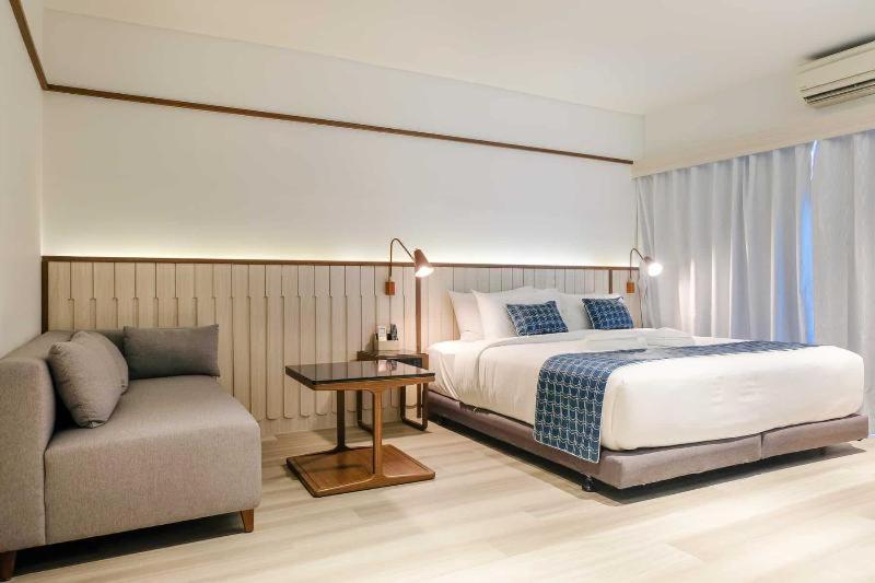 Amber Sukhumvit 85 Hotel 3*
