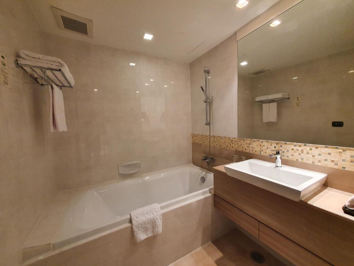 Amora Neoluxe Hotel