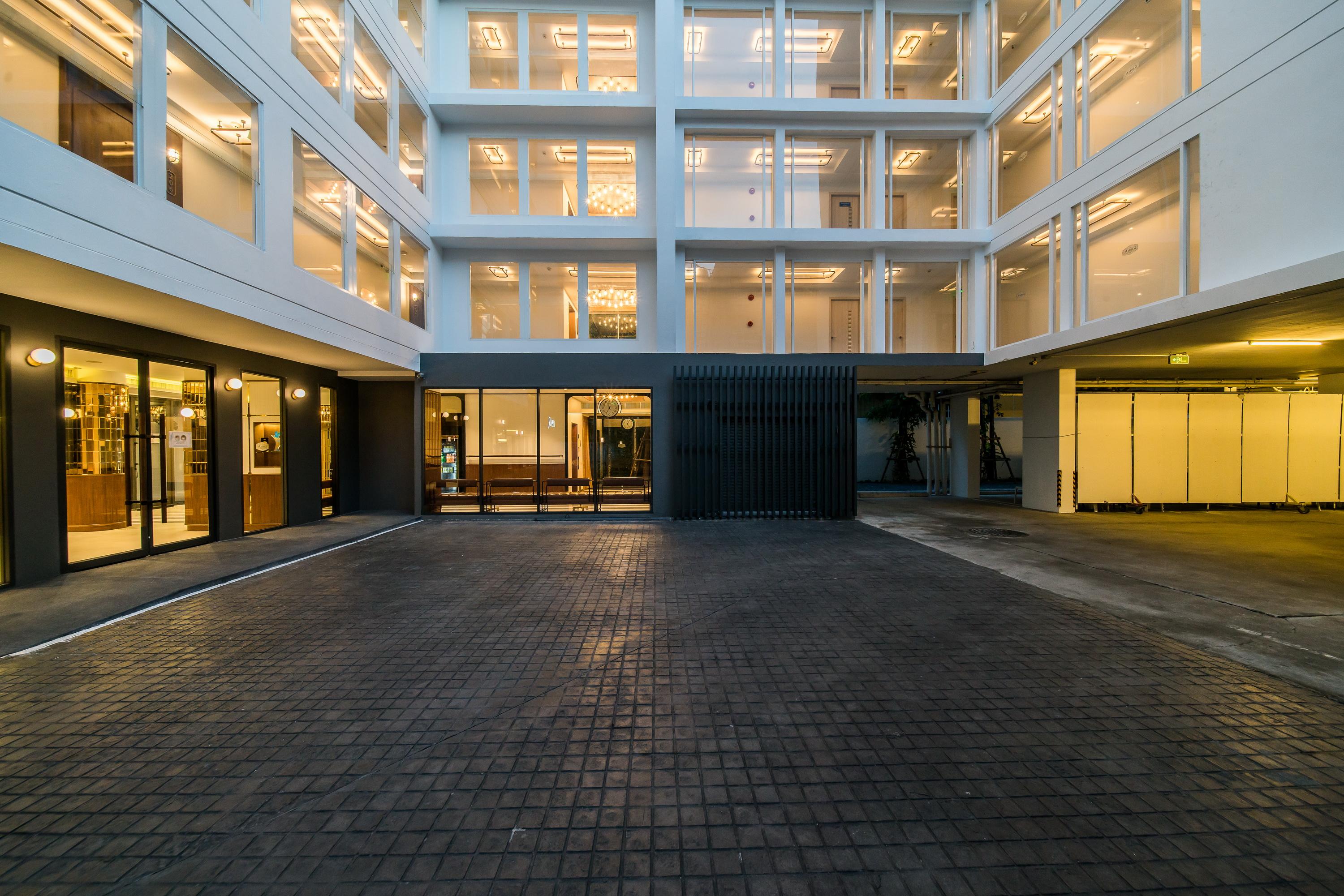 Amber Sukhumvit 85 Hotel 3*