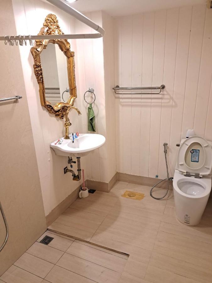 Sura Hostel Bangkok Near Mrt Phra Ram 9