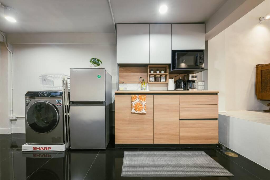 Sukhumvit Entire House 7 Pax - 2 Mins Walk From Skytrain