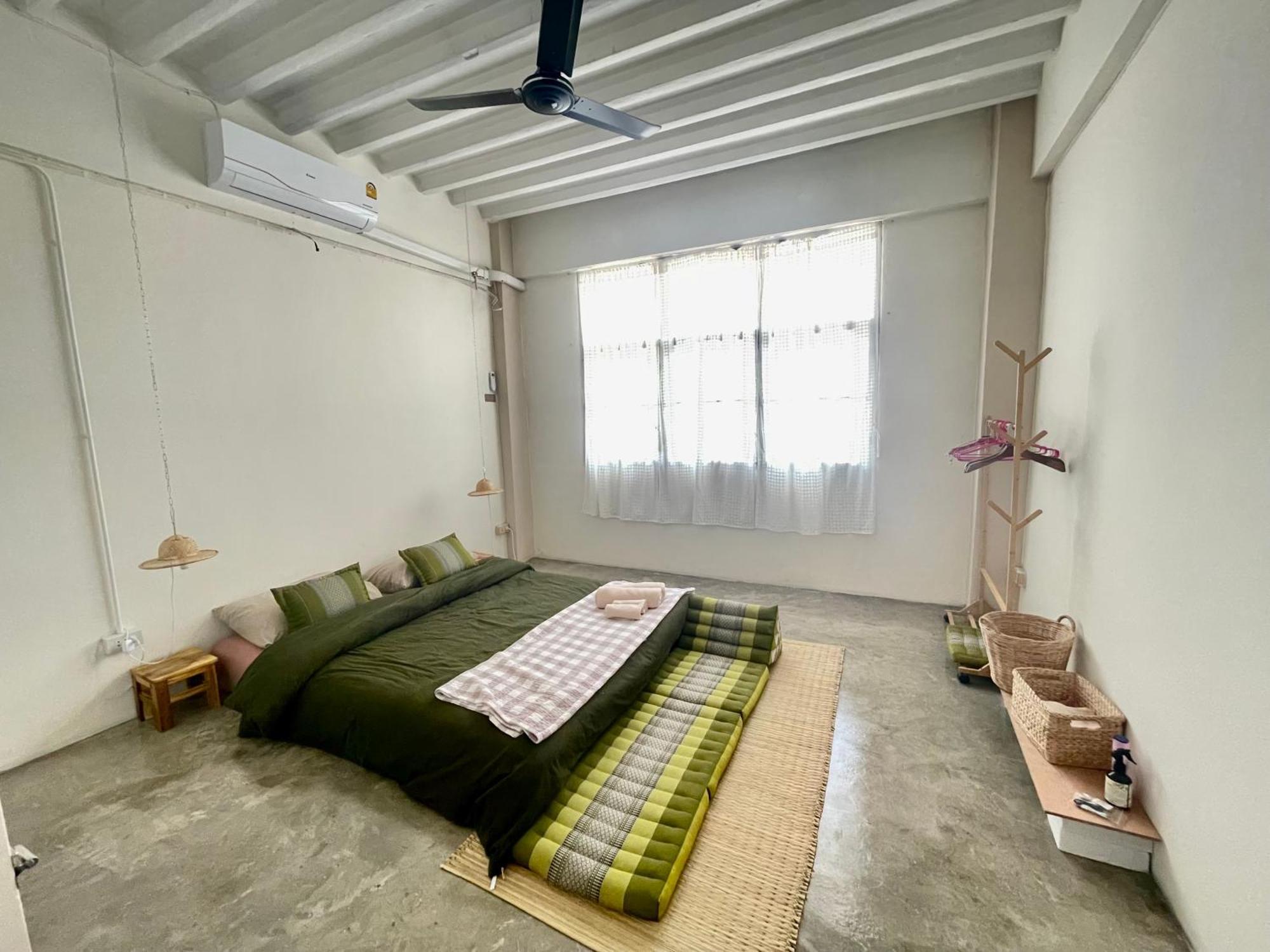 Hostel Baan Khaosoi - Private In A Rooftop 2nd Floor Bangkok