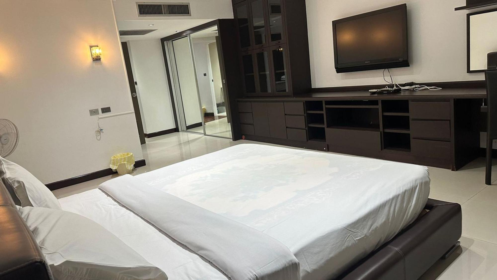Omni Tower Sukhumvit Nana Direct