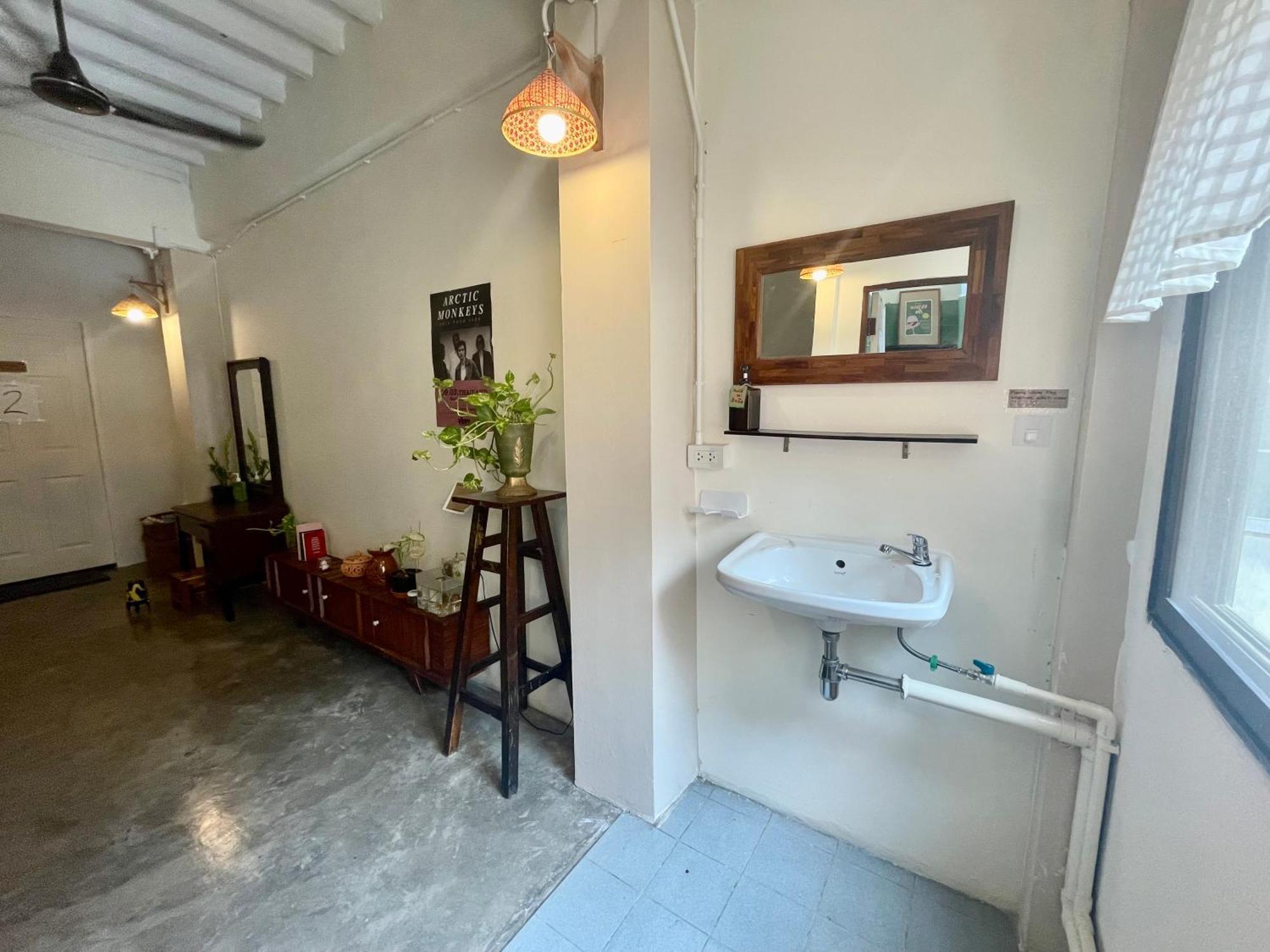 Baan Khaosoi - Private In A Rooftop 2nd Floor Hostel Bangkok