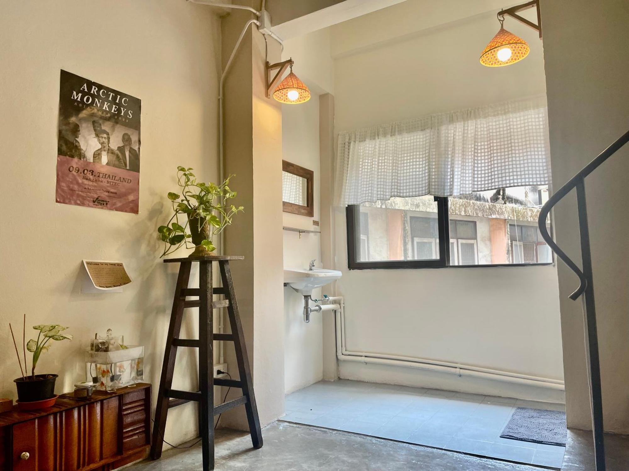 Baan Khaosoi - Private In A Rooftop 2nd Floor Hostel Bangkok