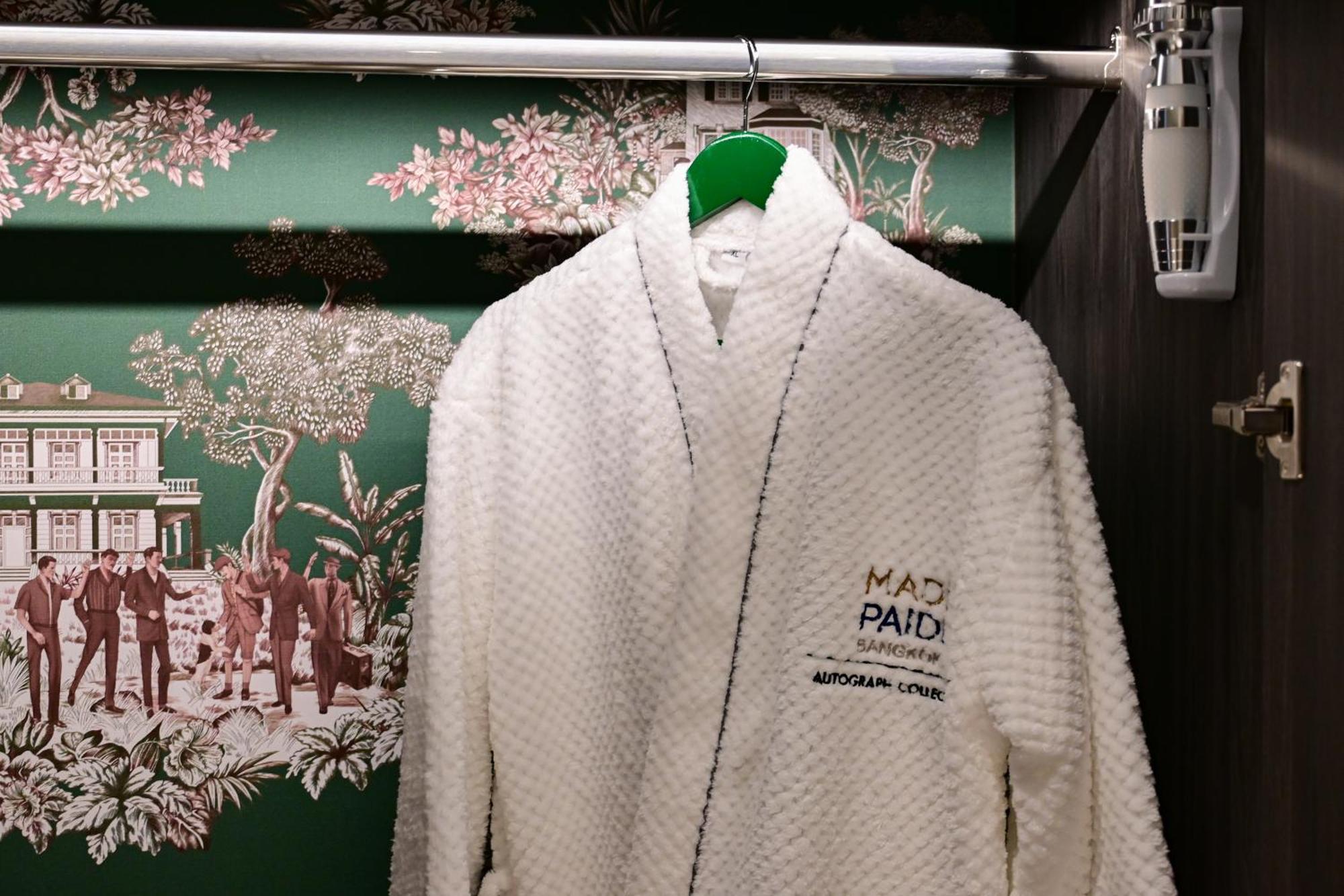 Madi Paidi Bangkok, Autograph Collection