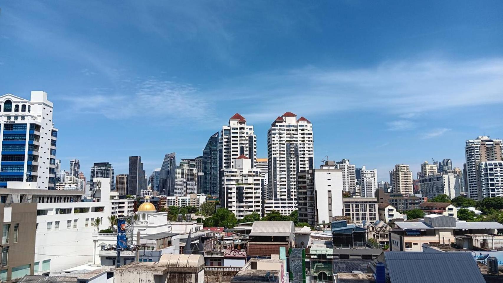 J Thonglor 8
