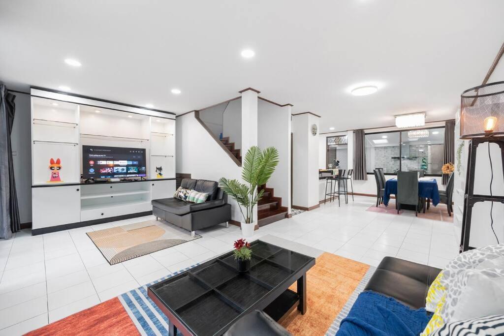 Vila Miq Hk16 - 3br Huai Khwang Mrt With Pool Table Near Jodd Fair Bangkok
