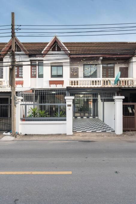 Miq Hk16 - 3br Huai Khwang Mrt With Pool Table Near Jodd Fair Bangkok