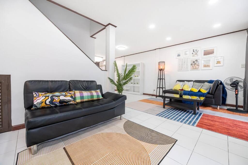 Vila Miq Hk16 - 3br Huai Khwang Mrt With Pool Table Near Jodd Fair Bangkok
